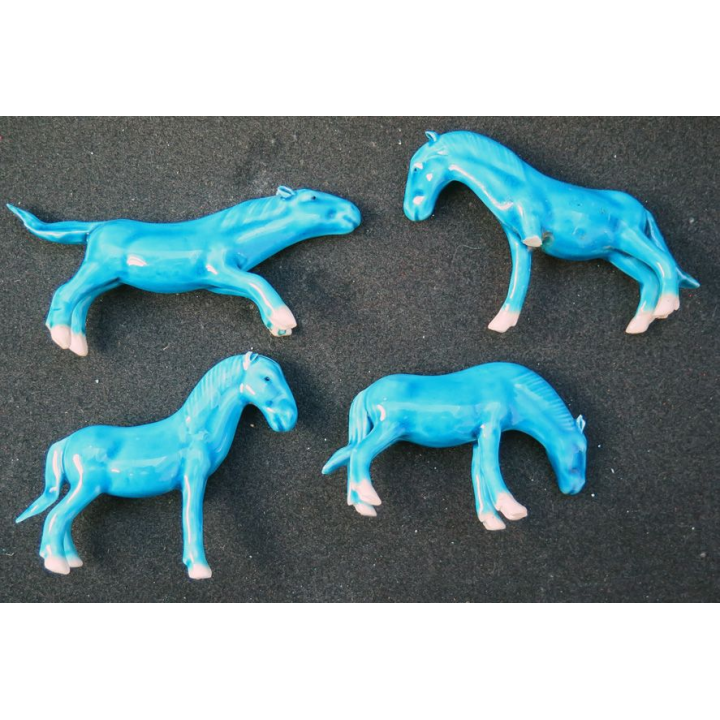 4 chevaux en céramique (dont 2 pieds à recoller)
