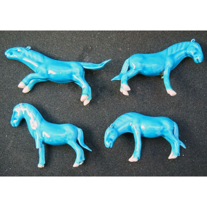 4 chevaux en céramique (dont 2 pieds à recoller)