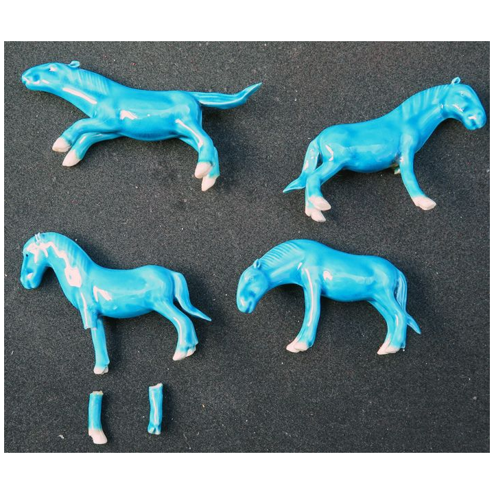 4 chevaux en céramique (dont 2 pieds à recoller)