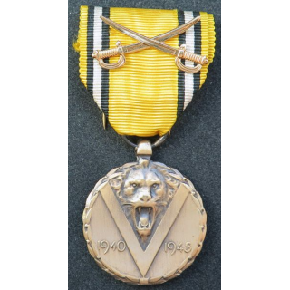 BELGIQUE : médaille commémorative 1940-1945 avec les épées