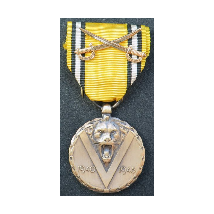 BELGIQUE : médaille commémorative 1940-1945 avec les épées
