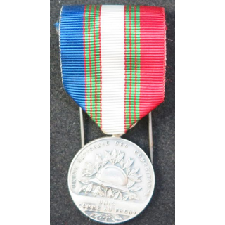FRANCE : médaille d'argent de l'Union Nationale des Combattants UNC en argent