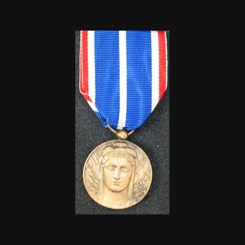 Pin's / Insigne Militaire Doré - Gouvernement Militaire Rhénanie, Ruhr, Tyrol