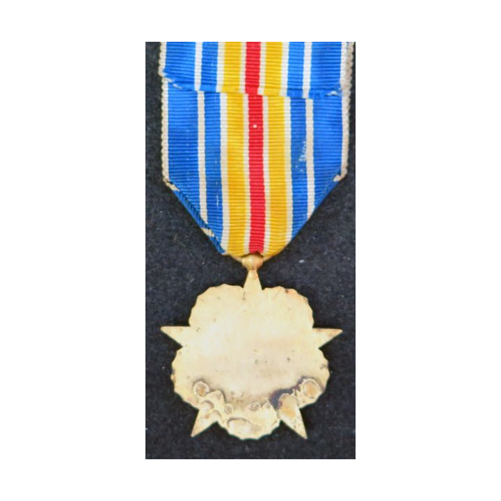 FRANCE : Médaille des blessés en bronze doré avec étoile émaillée rouge