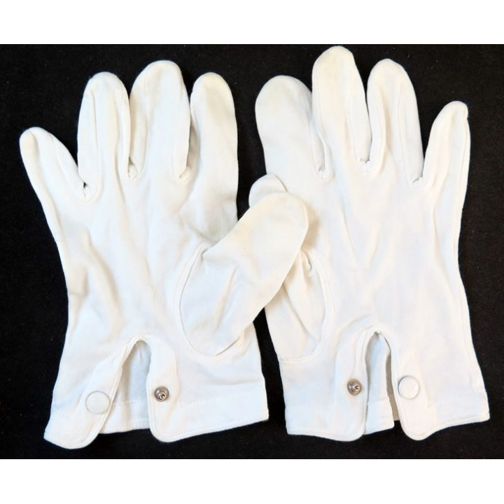 paire de gants blancs tenue de cérémonie taille 8 bouton laiton