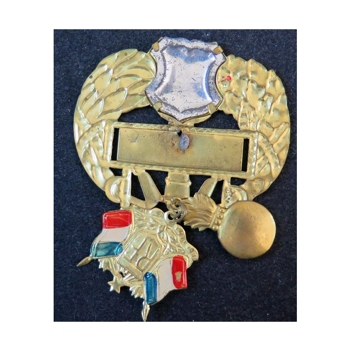 Insigne de conscrits en métal fin doré de largeur 6 x 7,5 cm