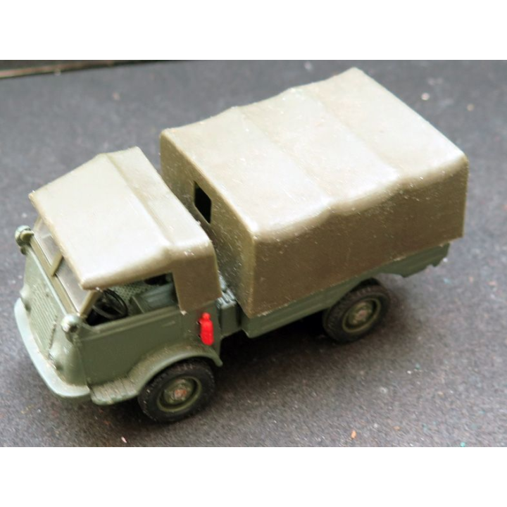Véhicule militaire transport de troupe Renault 4 x 4 n° 48 en métal  Solido