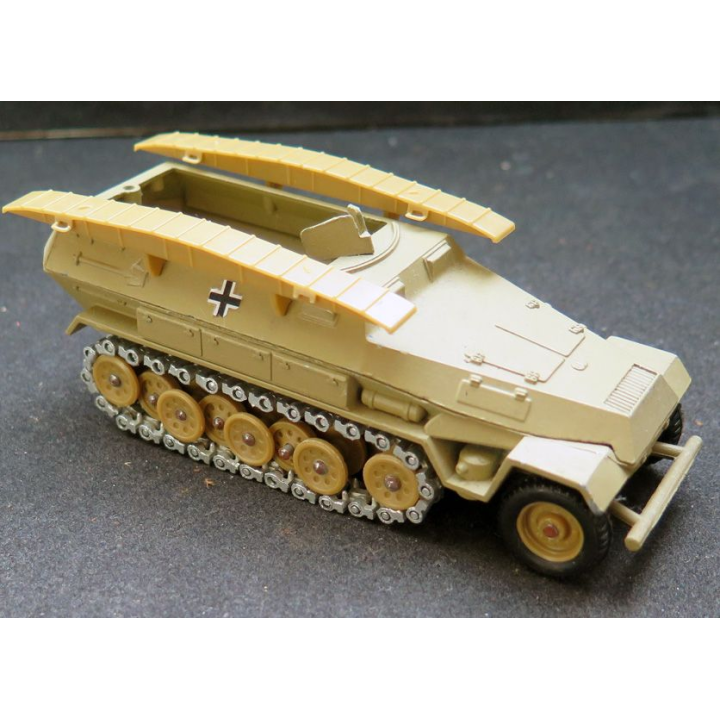 Véhicule blindé allemand H-K Hanomag SD-KFZ 251/1 N° 12 n° 241 Solido