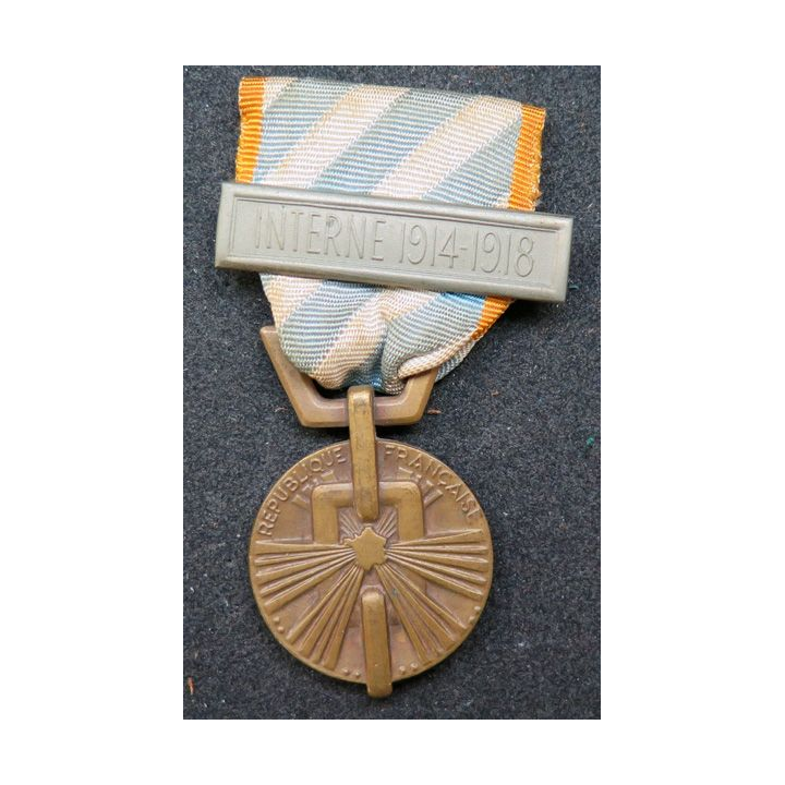 FRANCE : médaille de la déportation et de l'internement 1945 en bronze avec sa barrette "interné"