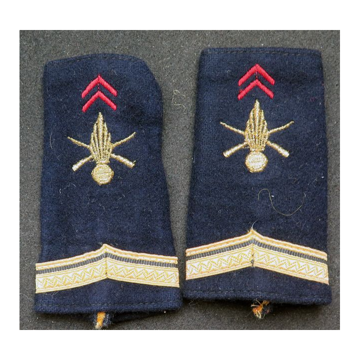 Paire de fourreau d'épaule de sergent engagé de l'infanterie