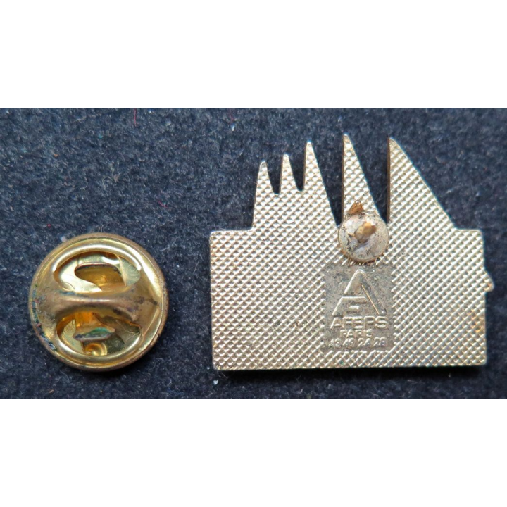 Pin's du Club MED 2 Le Havre en couleurs fabrication Afers Paris largeur 2,4 cm