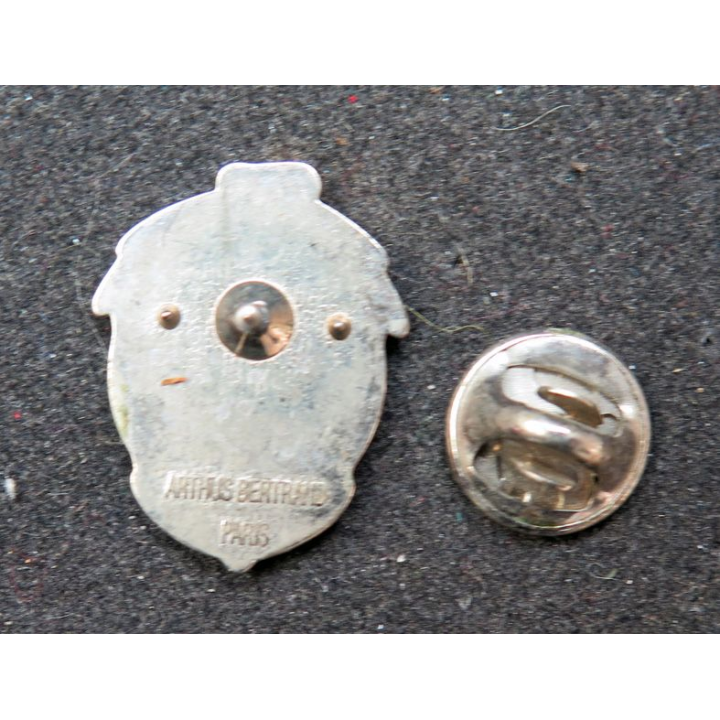 Pin's du 100° anniversaire du syndicat des Dockers Le Havre 1892-1992