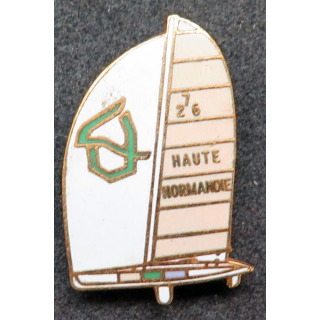 Pin's Voilier Catamaran Haute Normandie en émail Caroline Lisfranc