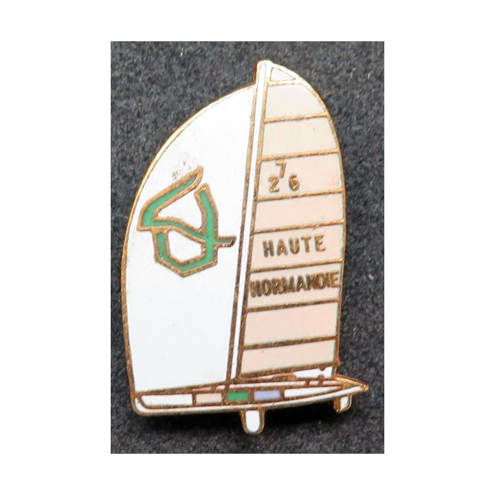 Pin's Voilier Catamaran Haute Normandie en émail Caroline Lisfranc
