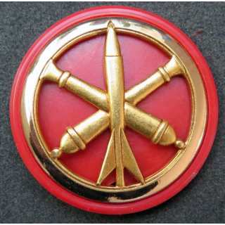 Insigne de béret de l'artillerie de fabrication Béraudy Vaure sur son support plastique rouge