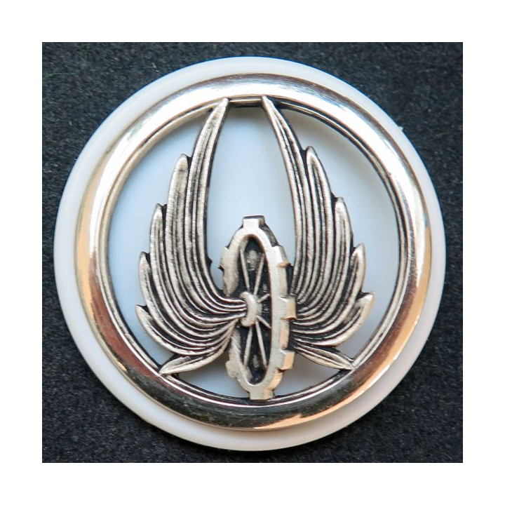 Insigne de béret du Train Fabrication Coinderoux sur support blanc