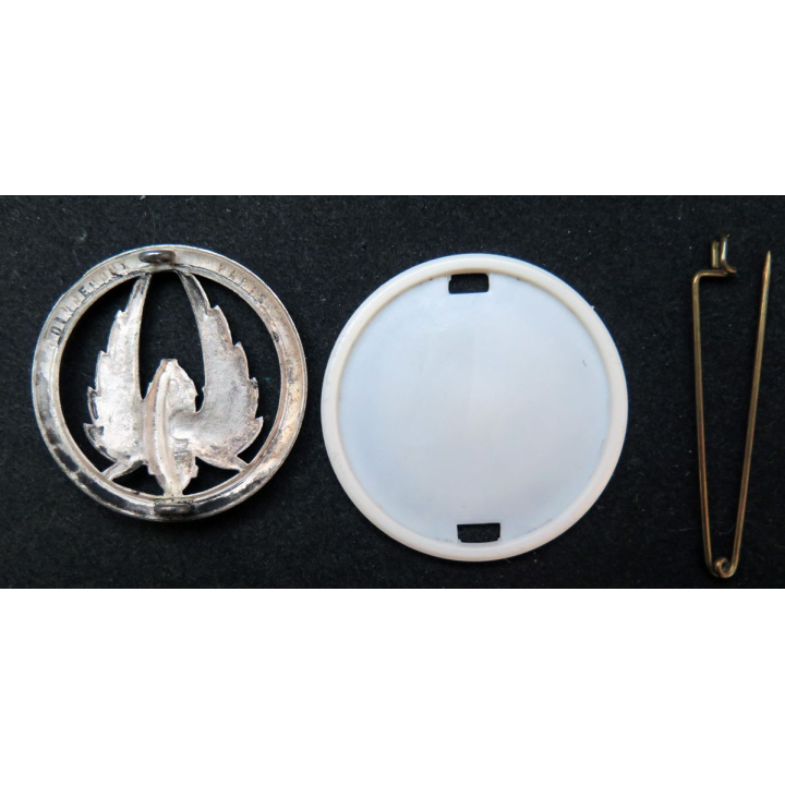 Insigne de béret du Train Fabrication Coinderoux sur support blanc