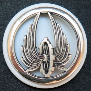 Insigne de béret du Train Fabrication Coinderoux sur support blanc