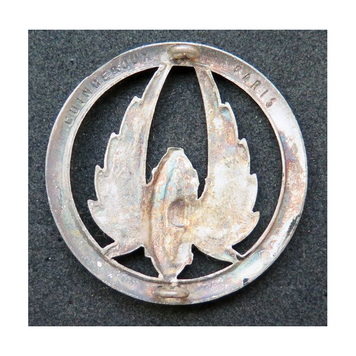 Insigne de béret du Train Fabrication Coinderoux sur support blanc