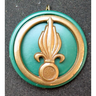 Insigne de béret de la légion Fabrication Balme sur son support vert