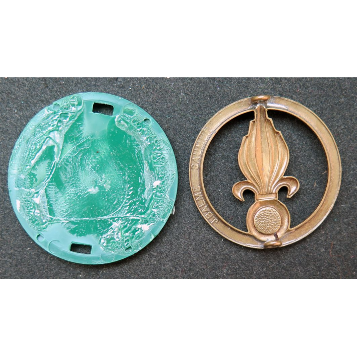 Insigne de béret de la légion Fabrication Balme sur son support vert