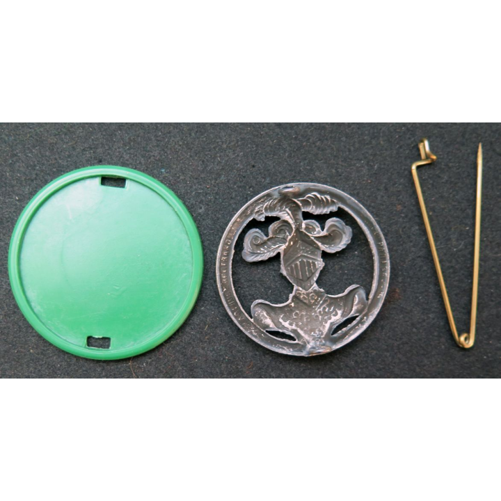 Insigne de béret de la Cavalerie Fabrication Arthus Bertrand sur son support vert