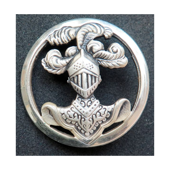 Insigne de béret de la Cavalerie Fabrication Arthus Bertrand sur son support vert