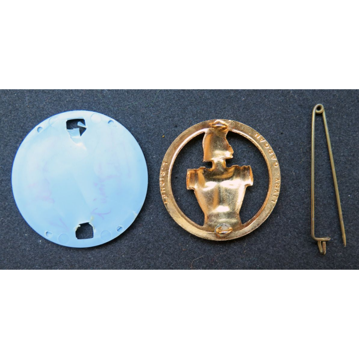 Insigne de béret des Transmissions Fabrication Bichet sur son support bleu clair