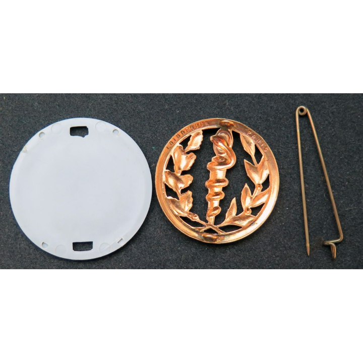 Insigne de béret du service de santé Coinderoux sur son support plastique gris perle