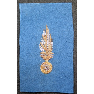 SOUTACHE : insigne de col reporésentant une grenade en cannetille fils d'or 