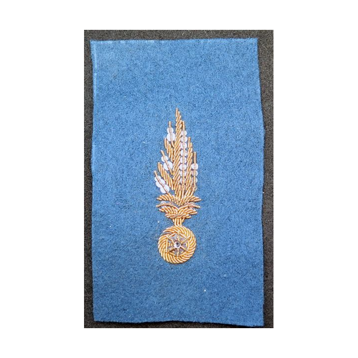 SOUTACHE : insigne de col reporésentant une grenade en cannetille fils d'or 