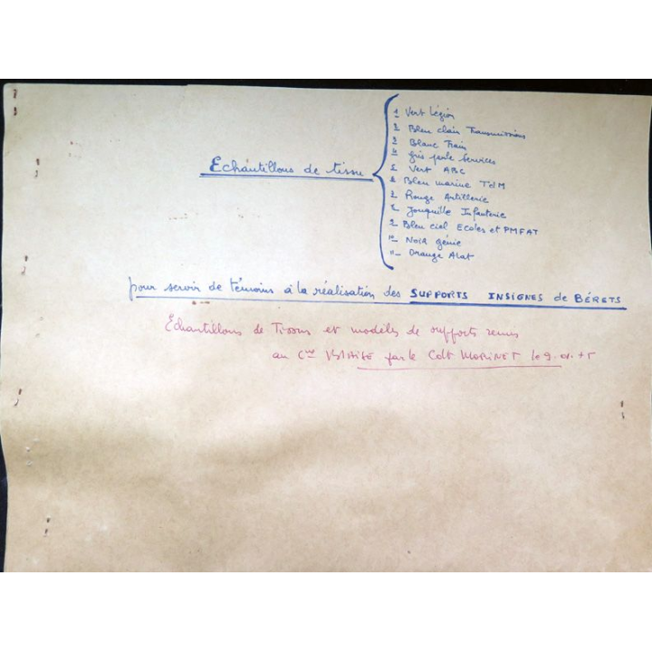 Classeur échantillons de tissus du Commissariat couleurs réglementaires des armes