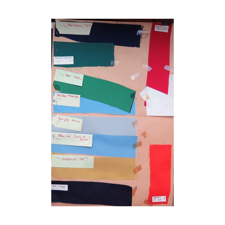 Classeur échantillons de tissus du Commissariat couleurs réglementaires des armes