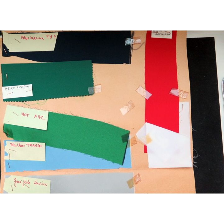 Classeur échantillons de tissus du Commissariat couleurs réglementaires des armes