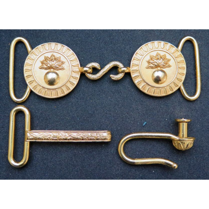 Agrafe à 2 médaillons diamètre 38 mm avec crochet pour ceinturon d'officier ou d'élève officier 1976