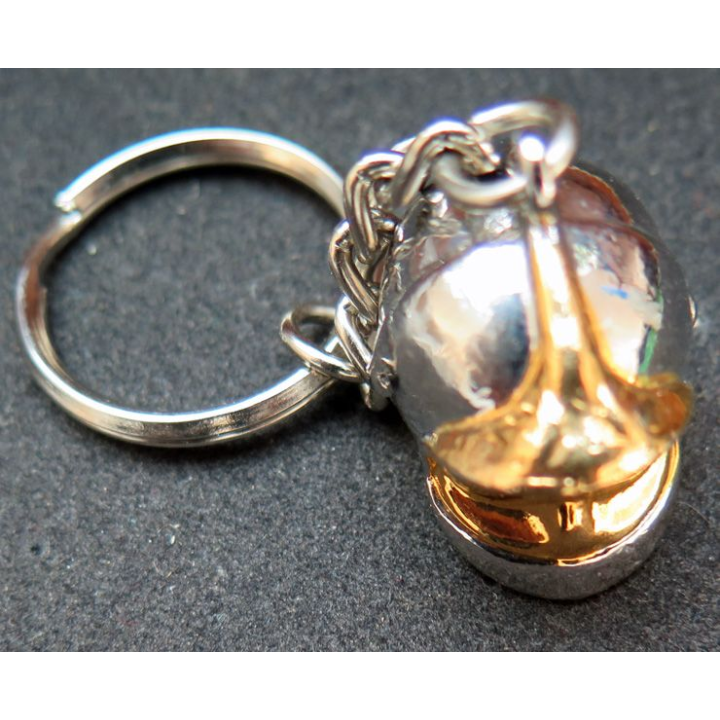 Porte clefs casque de pompiers argenté et doré