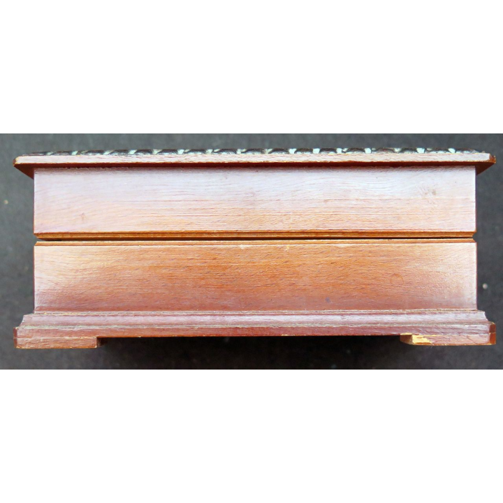 Boite sculptée en bois incrusté 13 x 9 x 5,5 cm signée S. Kolesnikoff