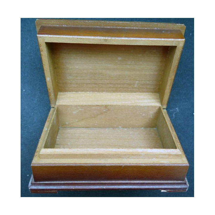 Boite sculptée en bois incrusté 13 x 9 x 5,5 cm signée S. Kolesnikoff