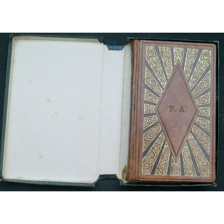 Missel de Sainte Famille aux initiales P. A. n° 140 1933  dans sa boite