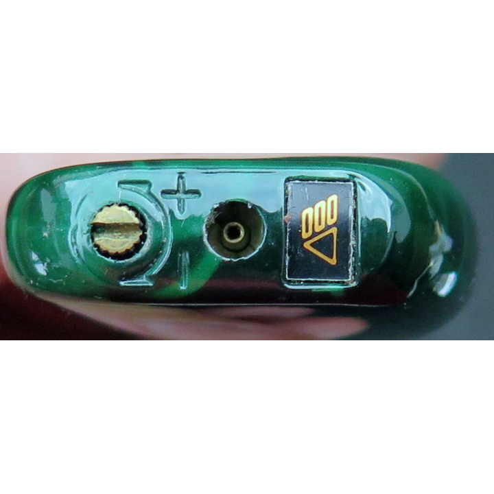 BRIQUET : briquet vert et doré 6,8 x 3 x 1,2 cm