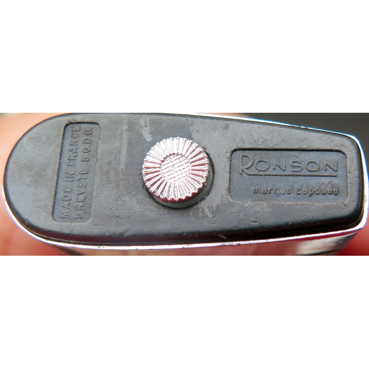BRIQUET : briquet en acier noir et argenté Ronson 6 x 4 x 1 cm