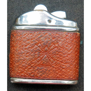 BRIQUET : briquet en acier recouvert simili cuir Feudor Flat Breveté S.G.D.G  5,7 x 5 x 1,5 cm
