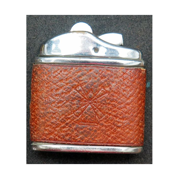 BRIQUET : briquet en acier recouvert simili cuir Feudor Flat Breveté S.G.D.G  5,7 x 5 x 1,5 cm