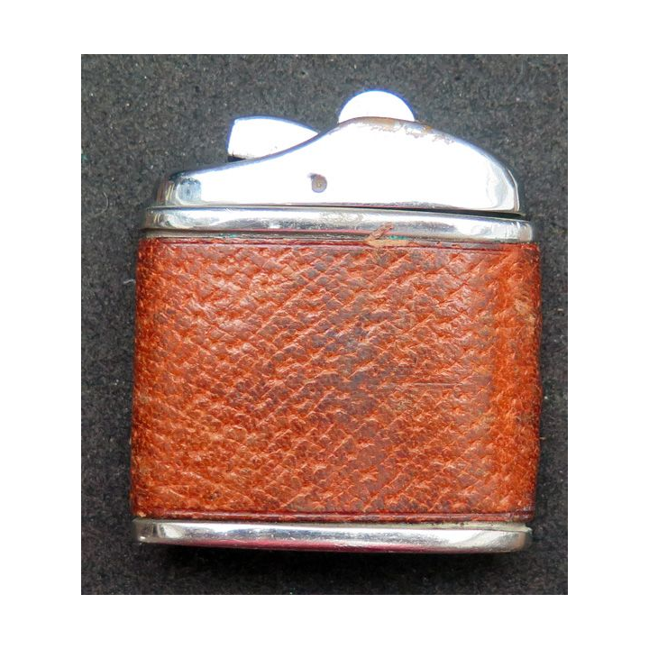 BRIQUET : briquet en acier recouvert simili cuir Feudor Flat Breveté S.G.D.G  5,7 x 5 x 1,5 cm