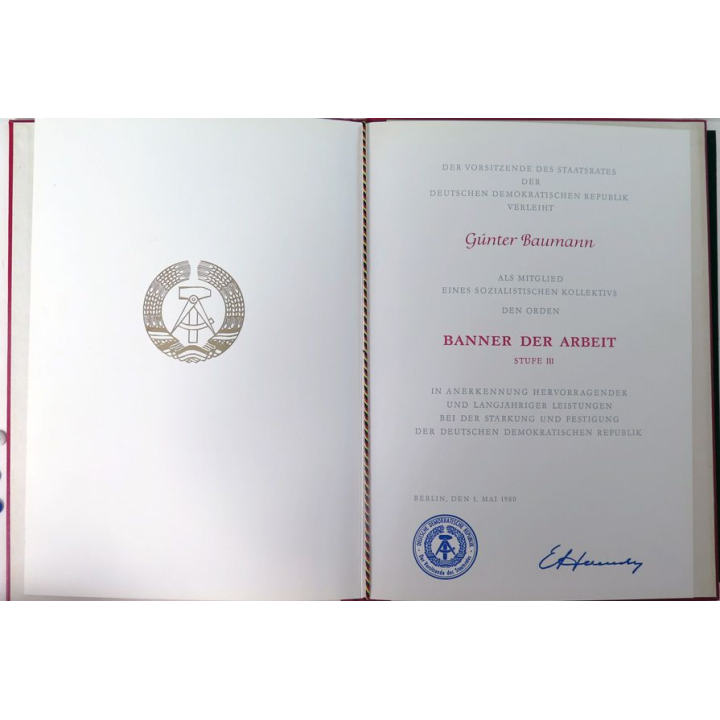 RDA : pochette cartonnée avec diplôme attribué de la médaille Banner der Arbei tniveau  III