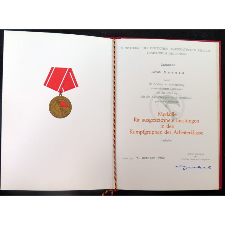 RDA : médaille et diplôme attribué de la médaille d'excellentes performances dans les groupes de combat