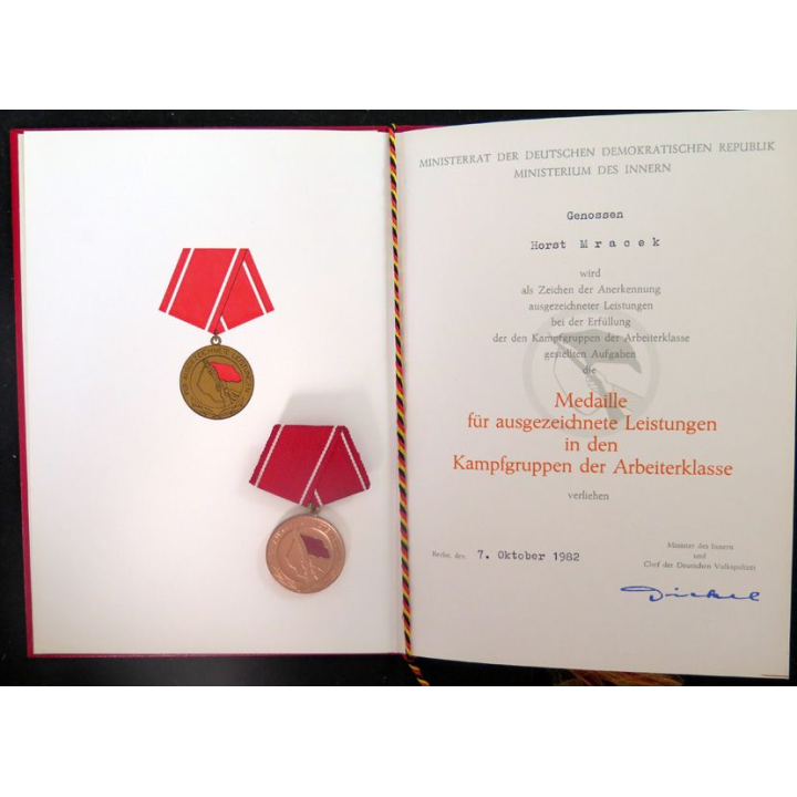 RDA : médaille et diplôme attribué de la médaille d'excellentes performances dans les groupes de combat