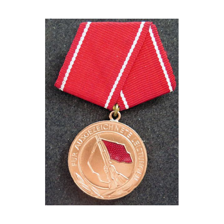 RDA : médaille et diplôme attribué de la médaille d'excellentes performances dans les groupes de combat