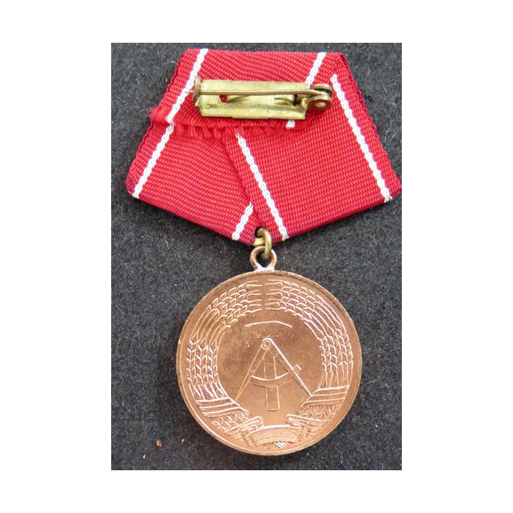 RDA : médaille et diplôme attribué de la médaille d'excellentes performances dans les groupes de combat