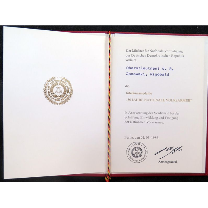 RDA : pochette cartonnée avec diplôme de la médaille jubilée des 30 années dans l'armée populaire